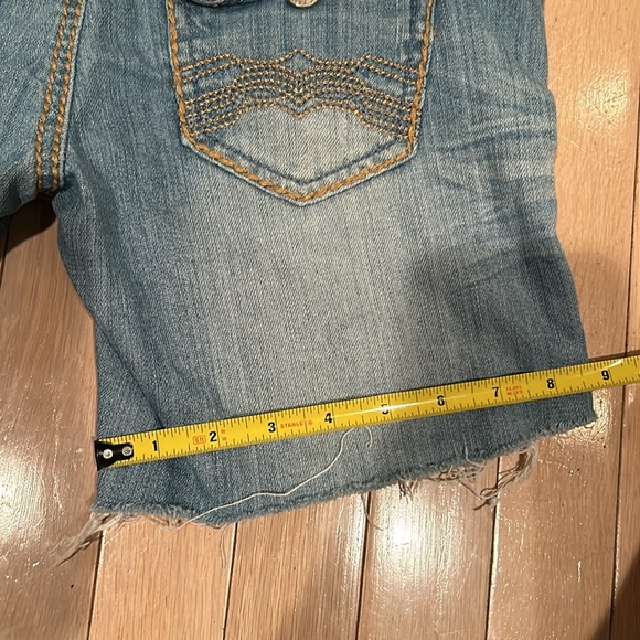 Almost Famous Women’s Denim Low Waisted Can be Short Shorts Size 3 Lightly Used - Picture 7 of 15